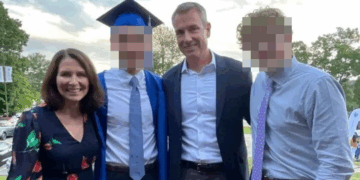 Foto familiar en una ceremonia de graduación.