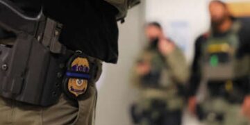 Se ve una insignia de oficiales de ICE mientras los agentes federales patrullan los pasillos del Tribunal de Inmigración en el Edificio Federal Jacob K. Javitz el 10 de junio de 2025 en la ciudad de Nueva York.