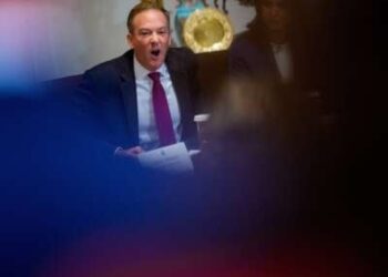 El administrador de la EPA, Lee Zeldin, habla durante una reunión del gabinete con Donald Trump en la Casa Blanca el 8 de julio de 2025 en Washington, DC