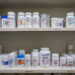 Las botellas de medicamentos se encuentran en un estante de farmacia
