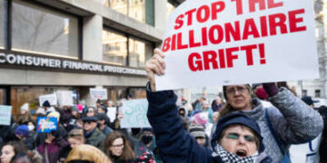 Los manifestantes tienen señales mientras asisten a una protesta contra el plan anticipado del presidente Donald Trump y Elon Musk para cerrar la Oficina de Protección Financiera del Consumidor (CFPB) frente a la sede de CFPB en Washington, DC, el 10 de febrero de 2025.