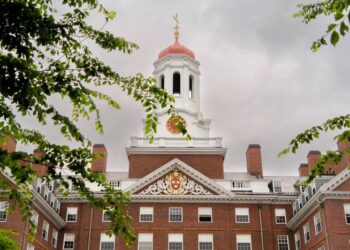 La acreditación de Harvard en riesgo por la respuesta antisemitismo, Trump Admin advierte