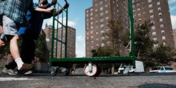La gente camina por viviendas públicas en Nueva York