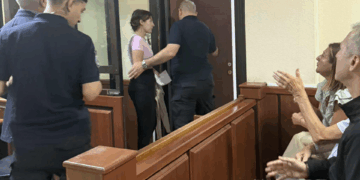 Gente en una sala del tribunal.