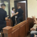 Gente en una sala del tribunal.