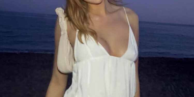 Millie Bayles en una playa al anochecer.