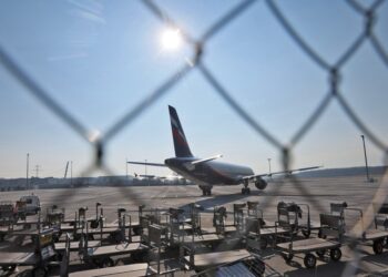 Aeroflot Airbus A321-211 estacionó en un aeropuerto.
