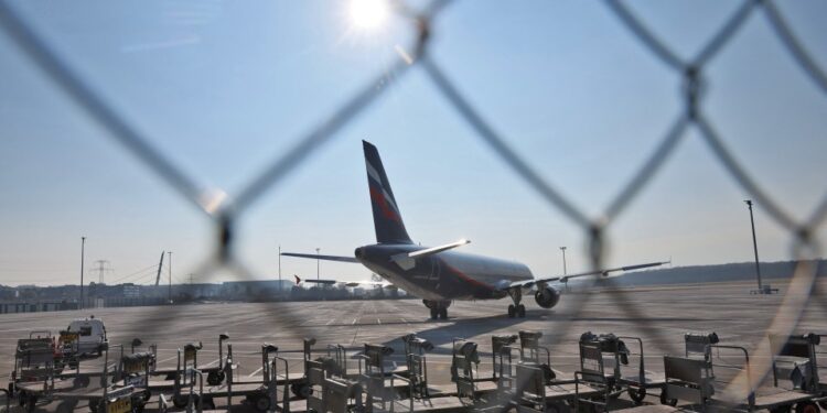 Aeroflot Airbus A321-211 estacionó en un aeropuerto.