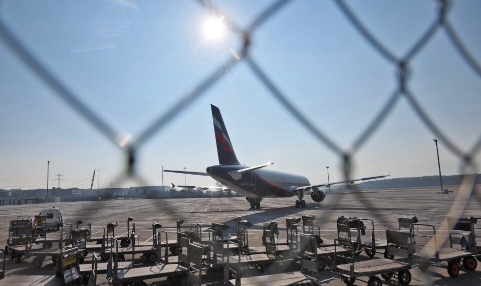 Aeroflot Airbus A321-211 estacionó en un aeropuerto.