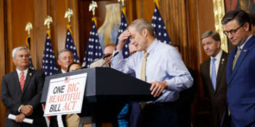 El Presidente del Comité Judicial de la Cámara de Representantes, el representante Jim Jordan (Centro) habla junto con el Presidente de la Cámara de la Cámara de Mike Johnson en una conferencia de prensa después de que la Cámara aprobó por poco la agenda del presidente de Bill Donald Trump en el Capitolio de los Estados Unidos el 22 de mayo de 2025, en Washington, DC.