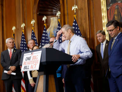 El Presidente del Comité Judicial de la Cámara de Representantes, el representante Jim Jordan (Centro) habla junto con el Presidente de la Cámara de la Cámara de Mike Johnson en una conferencia de prensa después de que la Cámara aprobó por poco la agenda del presidente de Bill Donald Trump en el Capitolio de los Estados Unidos el 22 de mayo de 2025, en Washington, DC.