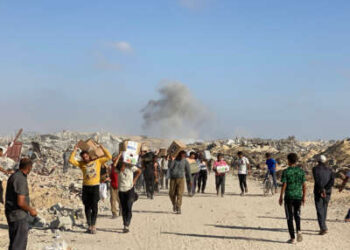 Los palestinos desplazados reciben paquetes de alimentos de una fundación respaldada por Estados Unidos que se comprometen a distribuir ayuda humanitaria, en el oeste de Rafah en la Franja del Sur de Gaza, el 27 de mayo de 2025.