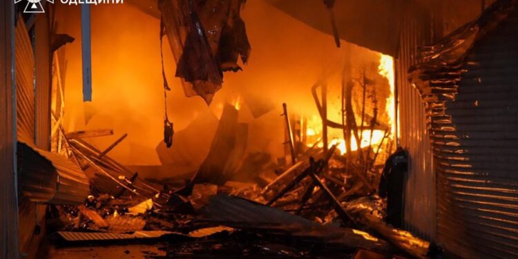 Edificio quemado después de un ataque ruso.