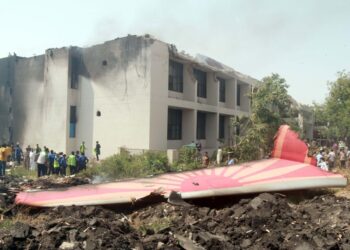 Escombros de un accidente aéreo cerca de un edificio.