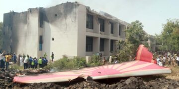 Escombros de un accidente aéreo cerca de un edificio.