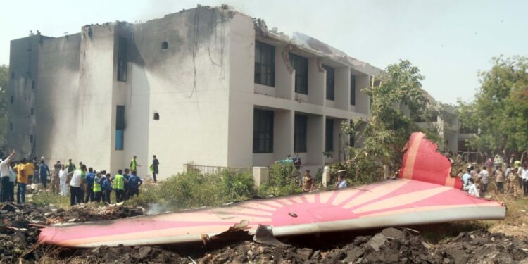 Escombros de un accidente aéreo cerca de un edificio.