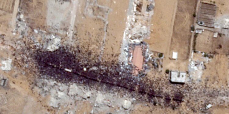 Imágenes satelitales que comparan un sitio antes y después de un incidente.