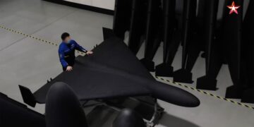 Una persona que inspecciona un dron Geran-2 en una fábrica.