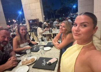 Familia en un restaurante al aire libre.