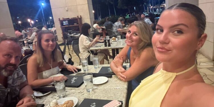 Familia en un restaurante al aire libre.
