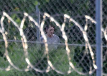 Ghislaine Maxwell visto a través de una cerca en FCI Tallahassee.