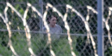 Ghislaine Maxwell visto a través de una cerca en FCI Tallahassee.