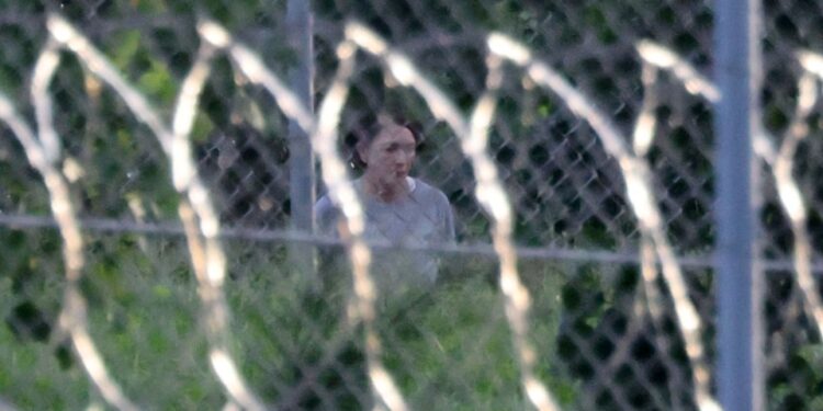 Ghislaine Maxwell visto a través de una cerca en FCI Tallahassee.