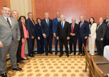 Los senadores participan en una fotografía con el primer ministro israelí Benjamin Netanyahu.