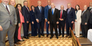 Los senadores participan en una fotografía con el primer ministro israelí Benjamin Netanyahu.