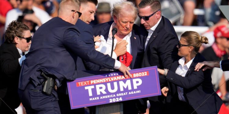 Donald Trump fue ayudado fuera del escenario en un evento de campaña.