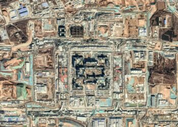 Vista aérea de una gran base militar en construcción en China.
