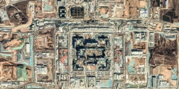 Vista aérea de una gran base militar en construcción en China.