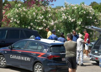 Carabinieri en una escena de accidente automovilístico.