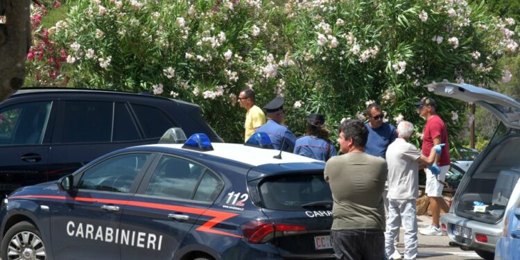Carabinieri en una escena de accidente automovilístico.