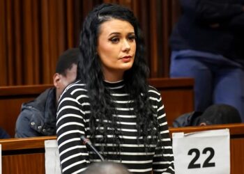 Amber Hughes en juicio en el Tribunal Superior de Johannesburgo.