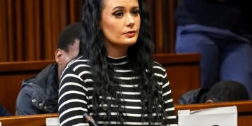 Amber Hughes en juicio en el Tribunal Superior de Johannesburgo.