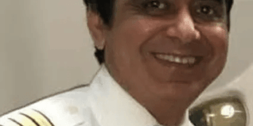 Retrato de un piloto sonriente en uniforme.