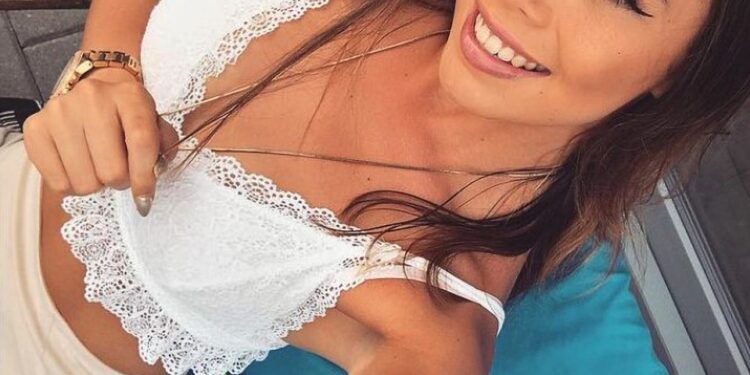Selfie of Ivana Smit en un top de encaje blanco.
