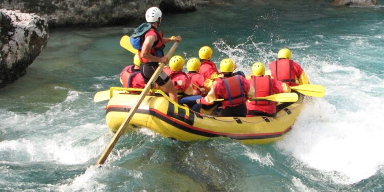 Balsa de personas que navegan por un río.