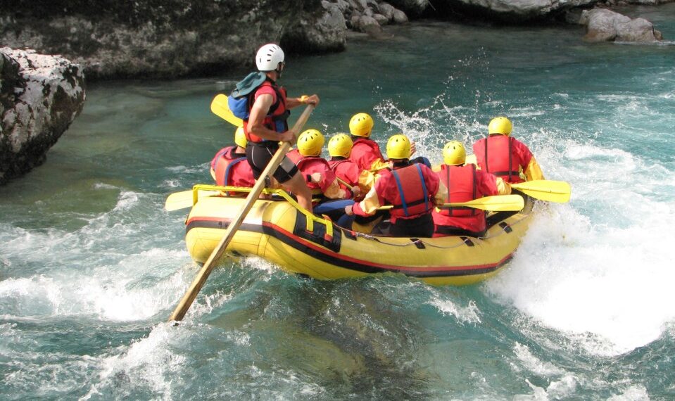 Balsa de personas que navegan por un río.