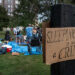 Un pequeño grupo de activistas desanimados con el ejército de los pueblos pobres se reúne en el Parque Humboldt el 17 de agosto de 2024, en Chicago, Illinois, para protestar por la criminalización creciente de la falta de vivienda.