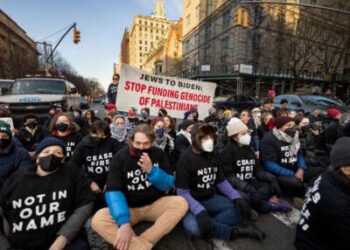 Los miembros de Jewish Voice for Peace se unen a activistas que cierran el tráfico frente al Museo Metropolitano de Arte, mientras protestan por el continuo apoyo y financiamiento del presidente Joe Biden para el asalto de Israel a Gaza, el 7 de febrero de 2024, en la ciudad de Nueva York.