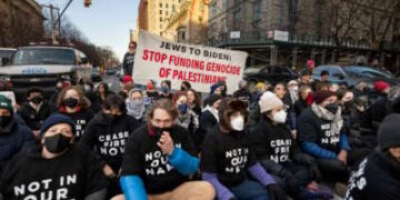Los miembros de Jewish Voice for Peace se unen a activistas que cierran el tráfico frente al Museo Metropolitano de Arte, mientras protestan por el continuo apoyo y financiamiento del presidente Joe Biden para el asalto de Israel a Gaza, el 7 de febrero de 2024, en la ciudad de Nueva York.