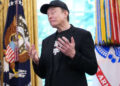 El CEO de Tesla, Elon Musk, habla junto con el presidente Donald Trump a los periodistas en la Oficina Oval de la Casa Blanca el 30 de mayo de 2025 en Washington, DC