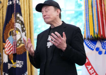 El CEO de Tesla, Elon Musk, habla junto con el presidente Donald Trump a los periodistas en la Oficina Oval de la Casa Blanca el 30 de mayo de 2025 en Washington, DC