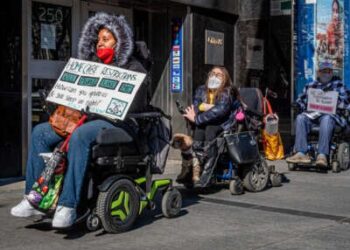 Los miembros de Downstate New York se adaptan a las oficinas del Consejo de la Ciudad de Nueva York en 250 Broadway como activistas discapacitados en la protesta de Nueva York que los estados se niegan a aprobar las facturas A.5367 y S.5028 para derogar restricciones mortales al acceso a la atención domiciliaria en medio de la pandemia Covid-19.