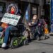 Los miembros de Downstate New York se adaptan a las oficinas del Consejo de la Ciudad de Nueva York en 250 Broadway como activistas discapacitados en la protesta de Nueva York que los estados se niegan a aprobar las facturas A.5367 y S.5028 para derogar restricciones mortales al acceso a la atención domiciliaria en medio de la pandemia Covid-19.