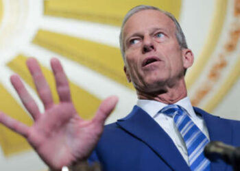 El líder de la mayoría del Senado, John Thune, habla con los periodistas después del almuerzo de política republicana semanal en el edificio del Capitolio de los Estados Unidos el 10 de junio de 2025 en Washington, DC