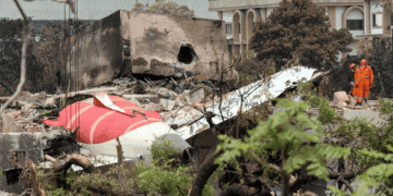 Restos de avión en un edificio dañado.
