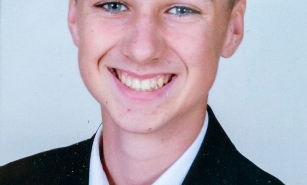 Foto de Jay Slater en un uniforme escolar.